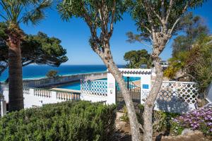 widok na ocean z balkonu domu w obiekcie Apartamento Buganvilla w Son Bou