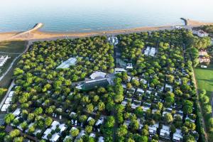 Vue aérienne d'une forêt d'arbres à côté de l'eau dans l'établissement Europa Camping Village, à Cavallino-Treporti