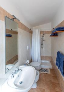 y baño con bañera, aseo y lavamanos. en Casa Alessia en Porto Santo Stefano