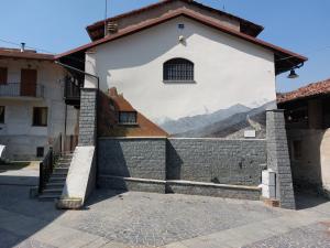 obraz góry na boku budynku w obiekcie Casa del Rustico, Indipendente vista Sacra con dipinto w mieście Caprie