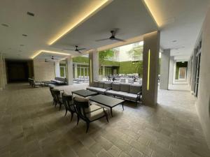 una stanza con tavoli e sedie in un edificio di COSTA HOLLYWOOD Steps to Beach a Hollywood
