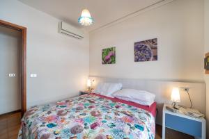ビビオーネにあるResidenza Acapulcoのベッドルーム1室(ベッド1台付)が備わります。壁に2枚の写真が飾られています。
