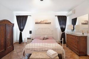 1 dormitorio con cama y tocador de madera en Rosadimaggio Camelia, en Arcola