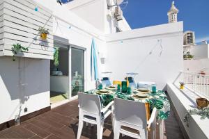 d'une terrasse avec une table et des chaises sur un balcon. dans l'établissement Ocean View Apartment Hakuna Matata, à Albufeira