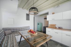 una cocina con una mesa con un bol de fruta. en SERIFOS BELLA VISTA 1 en Livadi