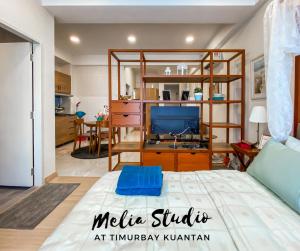 TimurBay Seafront Residences by Melia Studio في كُوانتان: غرفة معيشة مع تلفزيون وغرفة معيشة مع أريكة