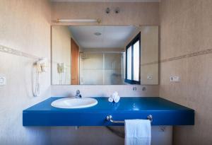 Et badeværelse på Caliu - Apartamentos Beatrix