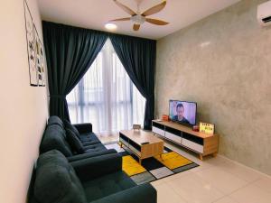 TV a/nebo společenská místnost v ubytování T1-2601 High floor Amazing View 3BR 8pax NETFLIX!!LegolandGleneagles By STAY