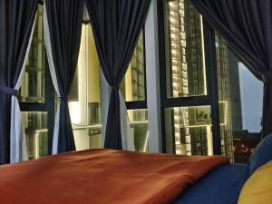 Postel nebo postele na pokoji v ubytování T1-2601 High floor Amazing View 3BR 8pax NETFLIX!!LegolandGleneagles By STAY + 37 fotografií