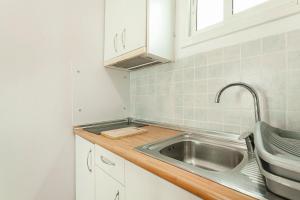 Kuchyň nebo kuchyňský kout v ubytování SAGRADA FAMILIA APARTAMENT