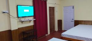 TV a/nebo společenská místnost v ubytování Satya Anand Cottage Pure Veg and Non Alcoholic Hotel