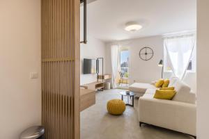 Televízia a/alebo spoločenská miestnosť v ubytovaní PORTO SERENO apartments