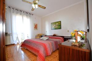 a bedroom with a bed and a ceiling fan at Casa Patty in Sirmione
