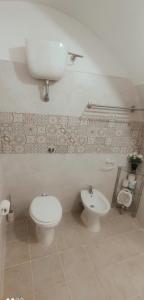 łazienka z toaletą i bidetem w obiekcie Borgo Santa Lucia Apartment w mieście Neapol