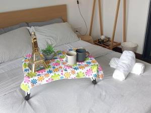 Postel nebo postele na pokoji v ubytování C0509 MUJI STYLE STUDIO Almas 100mbps Pool View Netflix By STAY