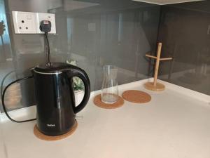 Příslušenství pro přípravu čaje a kávy v ubytování C0509 MUJI STYLE STUDIO Almas 100mbps Pool View Netflix By STAY