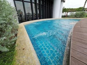 Bazén v ubytování C0509 MUJI STYLE STUDIO Almas 100mbps Pool View Netflix By STAY nebo v jeho okolí