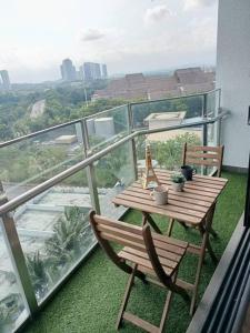 Balkón nebo terasa v ubytování C0509 MUJI STYLE STUDIO Almas 100mbps Pool View Netflix By STAY