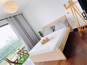 Postel nebo postele na pokoji v ubytování C0509 MUJI STYLE STUDIO Almas 100mbps Pool View Netflix By STAY