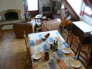 een eetkamer met een tafel en een open haard bij Arvor 4, Duplex, Quartier Tranquille, 300m de la Grande Plage in Carnac