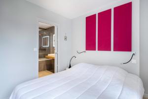 Un pat sau paturi într-o cameră la En plein coeur de ville, bel appartement pour cinq personnes