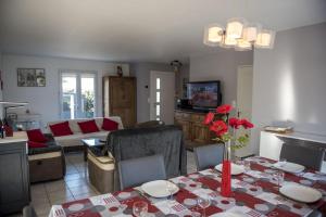 Photo de la galerie de l'établissement Maison familiale pour 6 avec jardin, à Le Fenouiller 33 autres photos