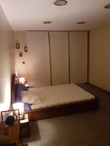 1 dormitorio con 1 cama en una habitación en BEHOBIE en Urrugne