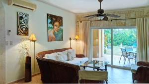 Posezení v ubytování Ocean Dream 2bdr/2bth Ground floor