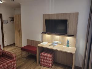 TV a/nebo společenská místnost v ubytování Hotel Rössle