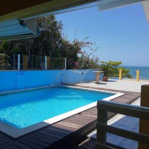 una piscina con vistas al océano en Mansão Ouro Verde Vlc Frente para o Mar com Piscina, en Piçarras