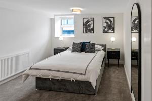 um quarto com uma cama grande e um espelho em Mode Apartments Blackpool em Blackpool