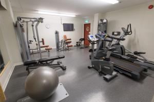 Spordikeskus ja/või sportimisvõimalused majutusasutuses Quality Hotel Royal Corner