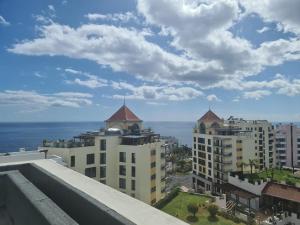 フンシャルにあるSeaside Escapeの建物のバルコニーから海の景色を望めます。