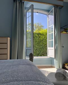 1 dormitorio con cama y ventana abierta en Casa Delft en Furnas