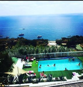 Hotel Borgo Cacciatori内部或周边的泳池