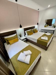 A bed or beds in a room at Relax Apts Saranda