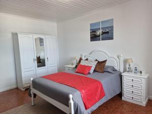 Rúm í herbergi á "Apartamentos do Farol" com vista para o mar