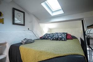 een slaapkamer met een bed in een kamer met een raam bij La Chineuse - maison de charme in LʼIsle-sur-la-Sorgue