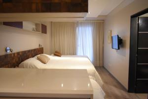 מיטה או מיטות בחדר ב-Syrah Suites
