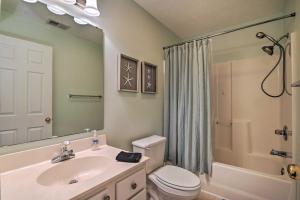 Ένα μπάνιο στο Pawleys Island Condo at True Blue Golf Resort +21 φωτογραφίες