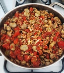 a pan filled with food on top of a stove at Rent a tent - Namiot w Praekologicznym gospodarstwie in Pozezdrze