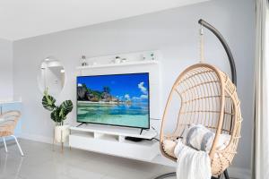 TV a/nebo společenská místnost v ubytování Chateau by the Sea