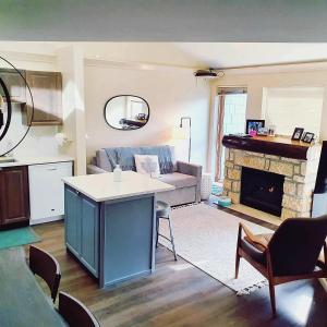 uma sala de estar com um sofá e uma lareira em R & R Retreat Luxury Condo em Whistler