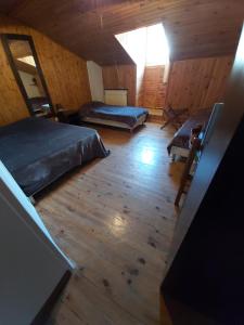 una camera con 2 letti e un pavimento in legno di La chaumiere a Seyne