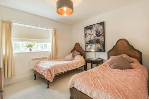 Un pat sau paturi într-o cameră la Red Kite Cottage