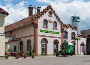 un viejo camión verde estacionado frente a un edificio en Fischer's Hotel Brauhaus en Mössingen