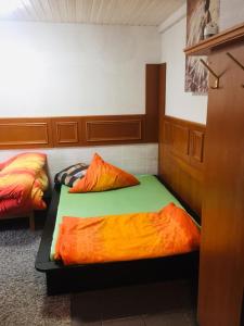 Zimmer mit 2 Betten in einem Zimmer in der Unterkunft Neo Event Hall room Neo1 in Staufenberg