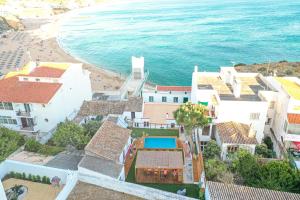 - une vue aérienne sur une maison et l'océan dans l'établissement Elevator's Beach House, à Albufeira