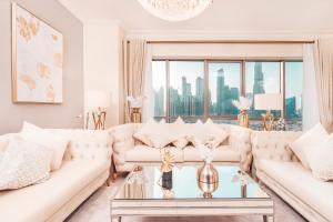 uma sala de estar com mobiliário branco e uma grande janela em Elite Royal Apartment - Panoramic Full Burj Khalifa, Fountain & Skyline view - Infinite em Dubai