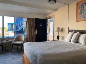 Habitación de hotel con cama y balcón en Ocean 5 Hotel en Myrtle Beach